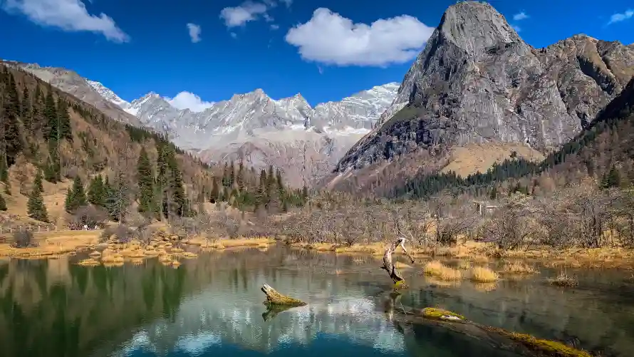 4k倒影壁纸-平静的水壁纸和蓝天-秋日风景免费下载「哲风壁纸」