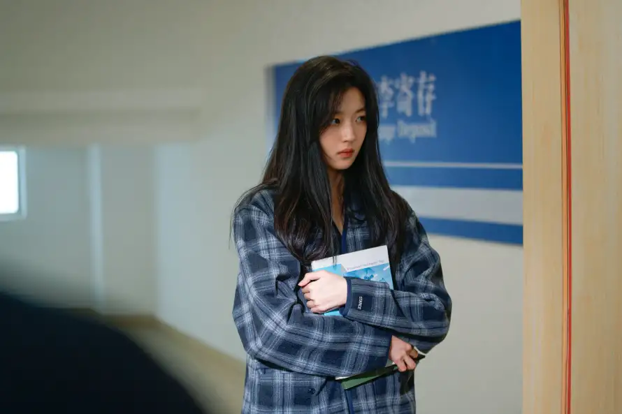 10k孙千壁纸-女明星与抱书形象-壁纸分享「哲风壁纸」