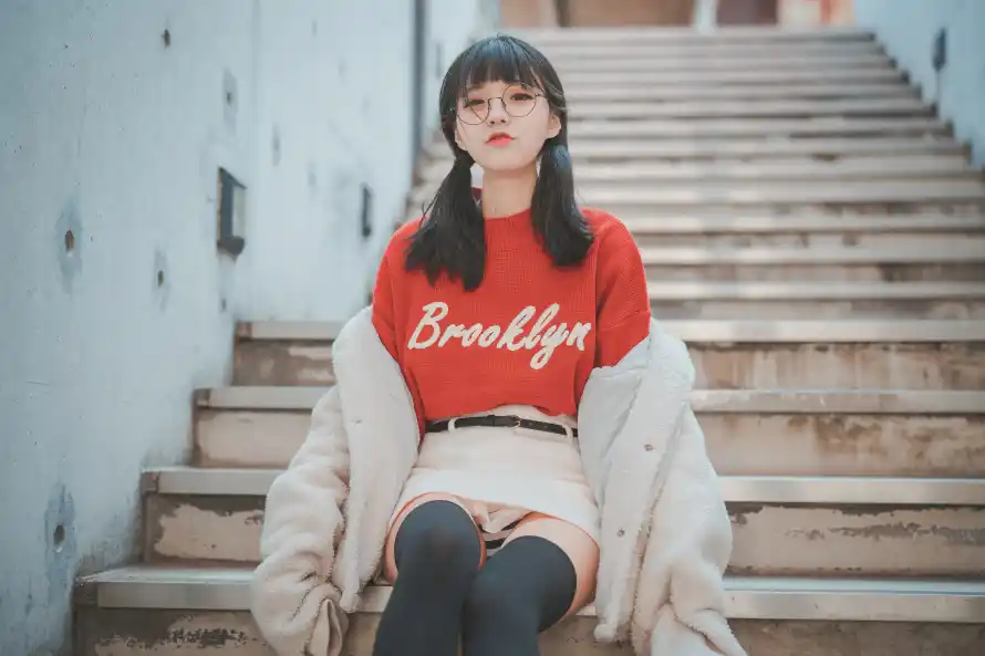 6k少女壁纸-时尚穿搭壁纸和美女-楼梯背景热门的壁纸「哲风壁纸」