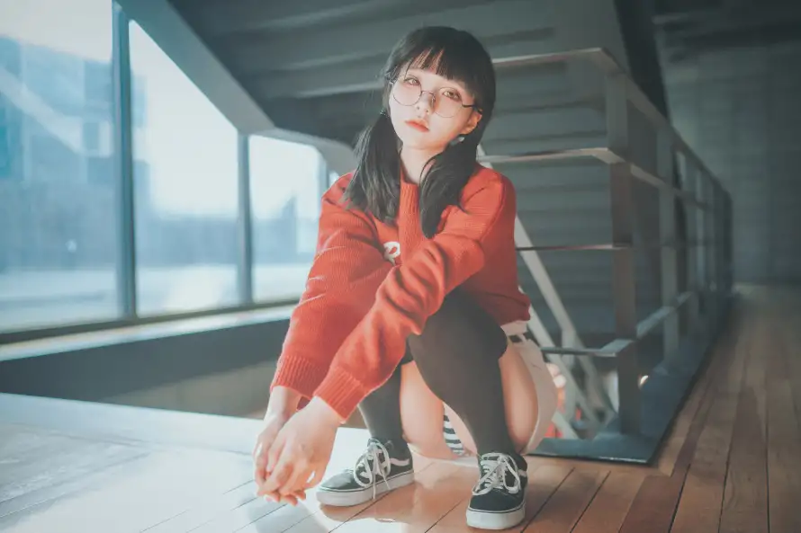 4k少女壁纸 - 美女 - 蹲姿 - 可爱少女「哲风壁纸」