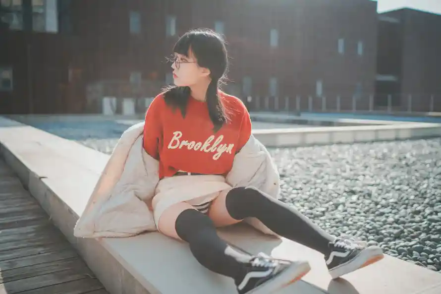 6k少女壁纸-户外坐姿 - 美女-红衣少女热门的壁纸「哲风壁纸」