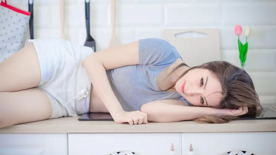 4k休闲壁纸 - 少女 - 居家 - 慵懒「哲风壁纸」