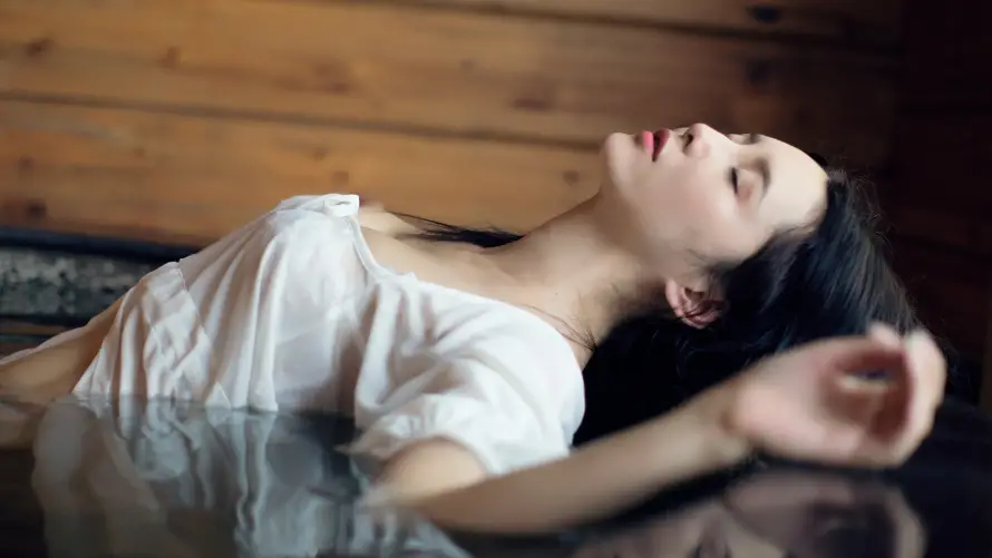 4k女生壁纸 - 清新 - 背景 - 躺姿「哲风壁纸」