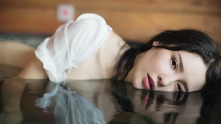 5k女生壁纸-白上衣与时尚-壁纸推荐「哲风壁纸」