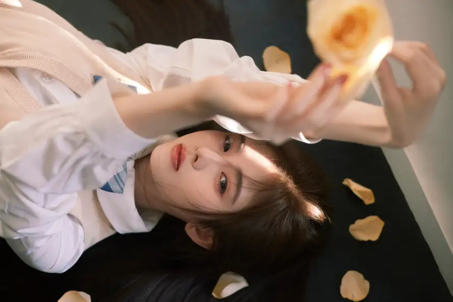 4k明星壁纸-鞠婧祎和花瓣-手持玫瑰壁纸分享「哲风壁纸」