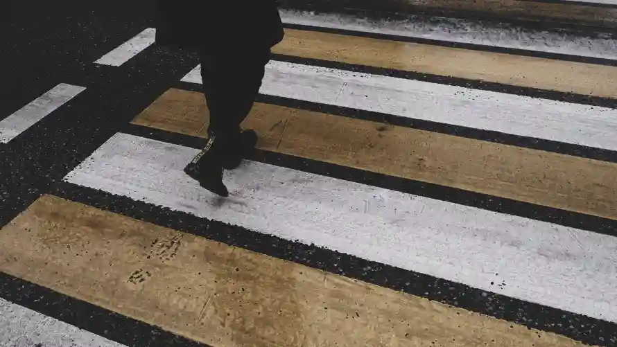 6k创意壁纸-斑马线和街道-免费下载「哲风壁纸」