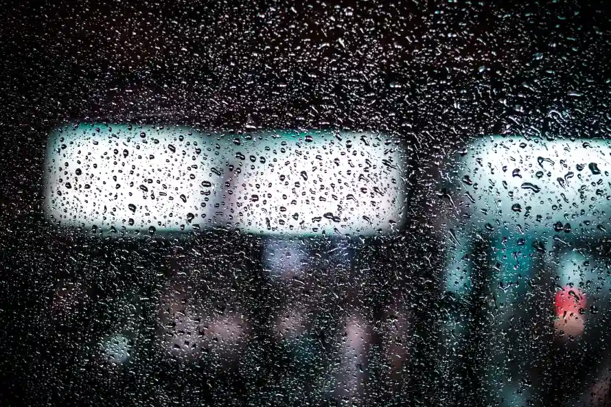4k下雨壁纸 - 雨 - 景象 - 车窗「哲风壁纸」