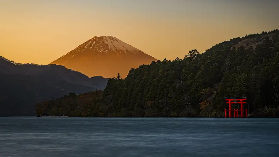 4k湖泊壁纸-湖景风光 - 湖泊鸟居-箱根风景「哲风壁纸」