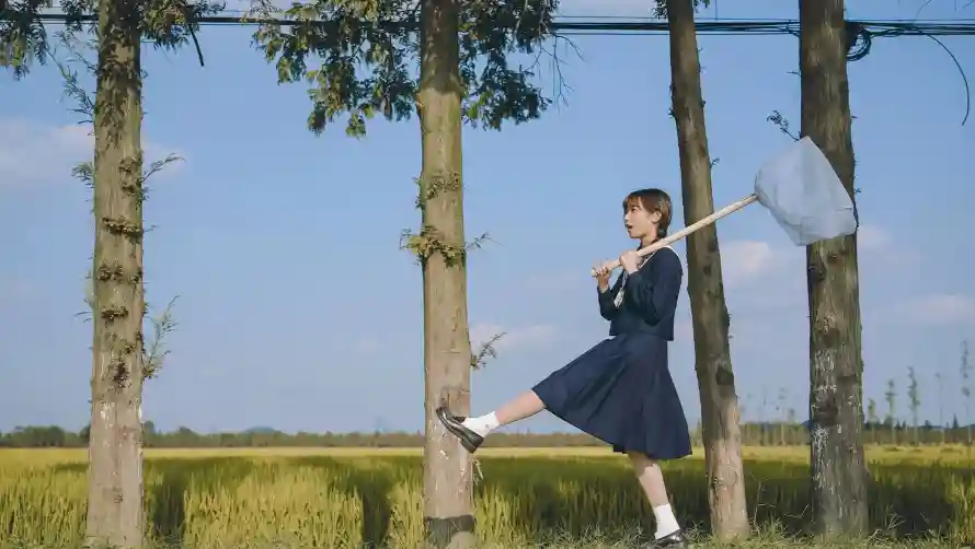 2k少女壁纸-夏日时光与田野-校园制服壁纸分享「哲风壁纸」