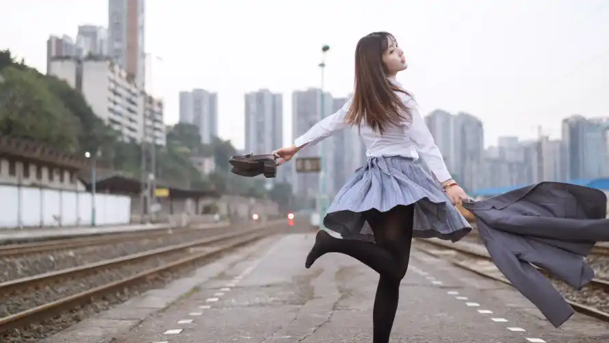 4k动感壁纸-城市铁轨 - 少女-铁轨背景免费下载「哲风壁纸」