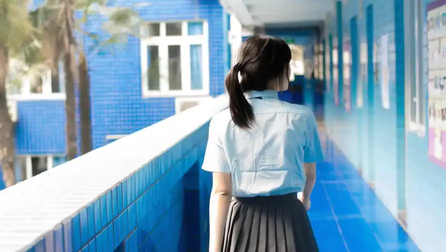 4k美女壁纸 - 青春 - 少女背影 - 校园走廊「哲风壁纸」