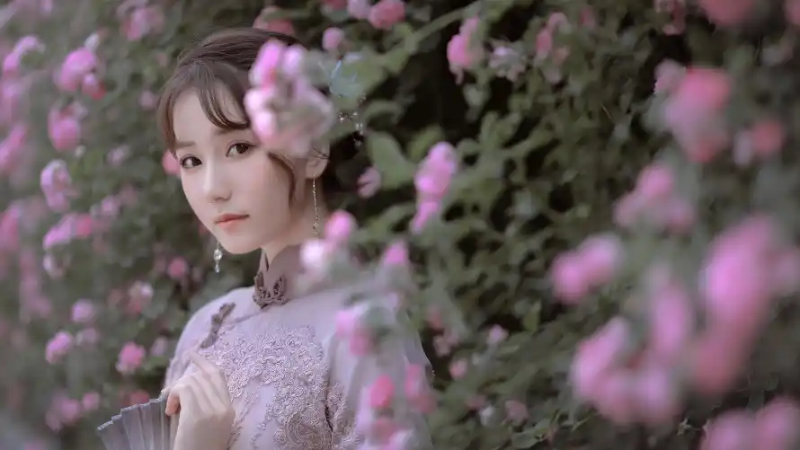 2k美女壁纸-清新写真和迷人-粉色花丛免费下载「哲风壁纸」