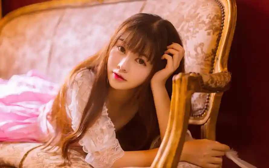 4k沙发壁纸 - 美女 - 迷人 - 长发「哲风壁纸」