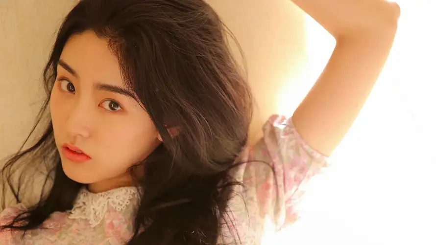 3k美女壁纸-室内写真和迷人-浅色穿搭热门的壁纸「哲风壁纸」