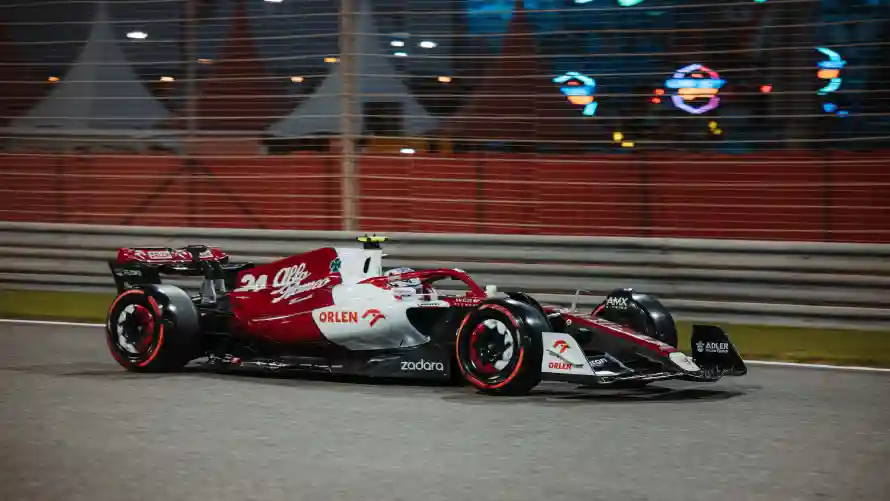 4k赛车壁纸 - 赛道 - F1 - 周冠宇「哲风壁纸」