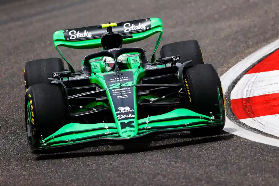 4k赛车壁纸 - 赛道 - F1 - 周冠宇「哲风壁纸」