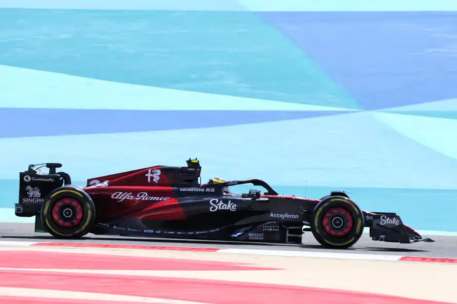 4k赛车壁纸 - F1 - 周冠宇 - F1赛车「哲风壁纸」