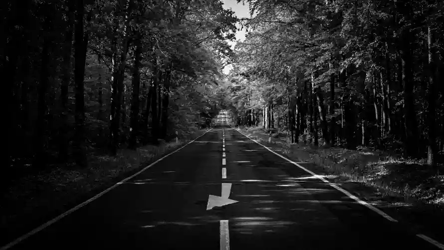 4k公路壁纸 - 黑白 - 光影道路 - 公路风景「哲风壁纸」