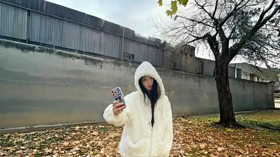 2k美女壁纸-王楚然与围墙场景-户外自拍「哲风壁纸」