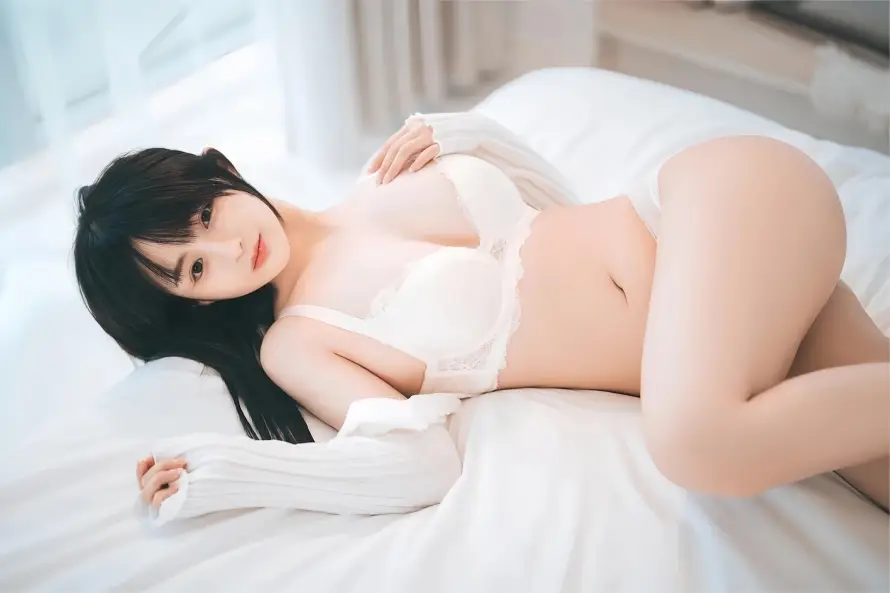 4k躺姿壁纸 - 卧室写真 - 卧室场景 - 性感美女「哲风壁纸」