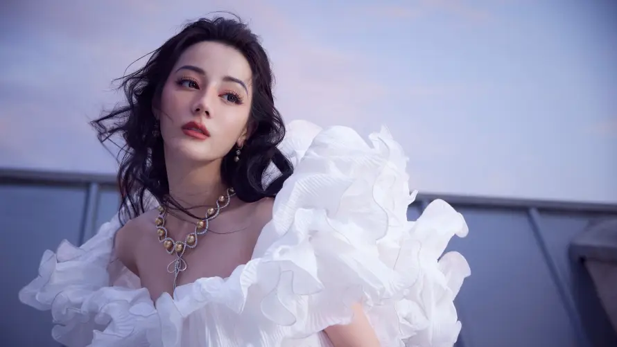 5k优雅壁纸-女明星壁纸和卷发-白色礼服壁纸分享「哲风壁纸」