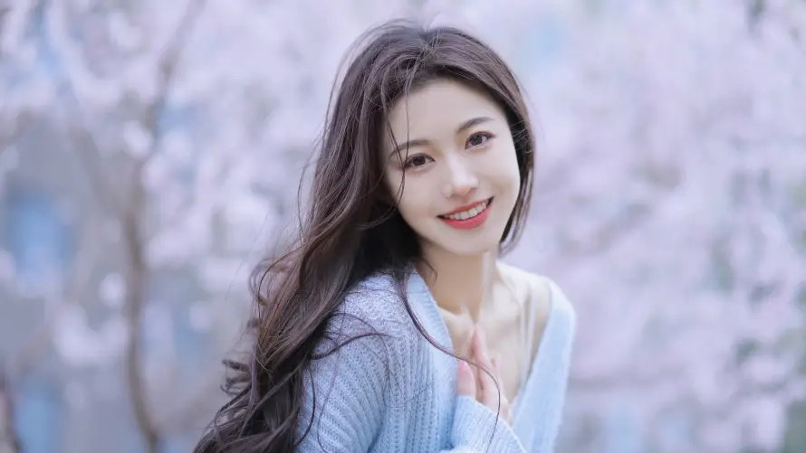 2k微笑壁纸-樱花美女与樱花-浅蓝色衣服「哲风壁纸」