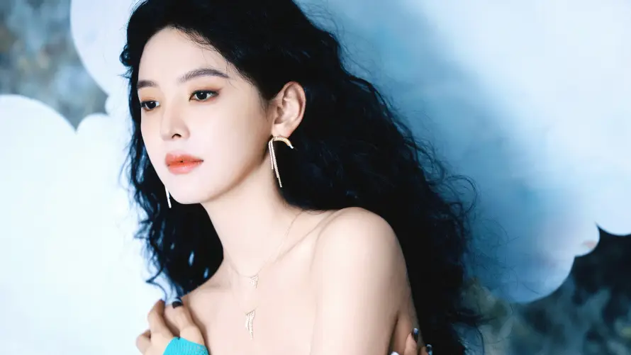 4k女明星壁纸 - 章若楠 - 云朵背景 - 气质美女「哲风壁纸」