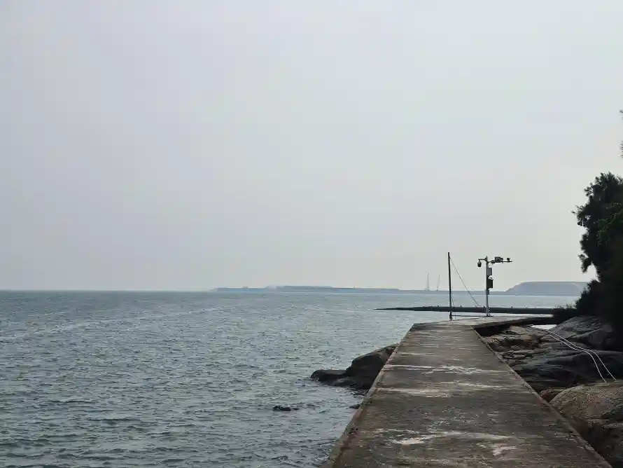 4k风景壁纸-岩石海岸和平静海面-灰色天空「哲风壁纸」