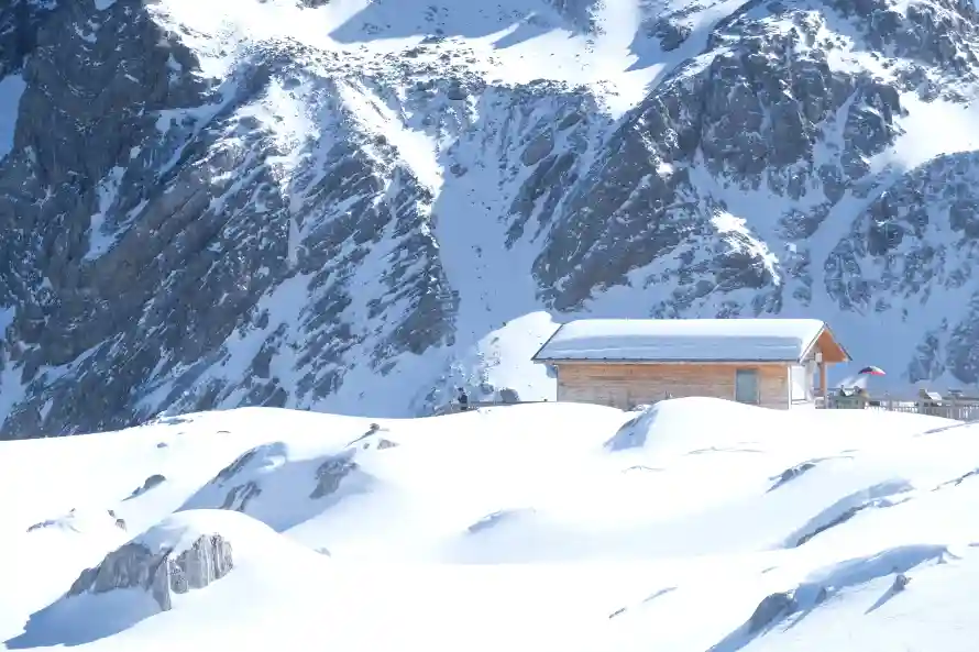 6k山脉壁纸-小木屋与雪山-热门的壁纸「哲风壁纸」