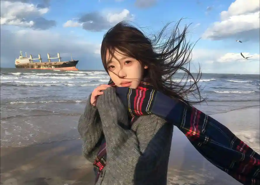4k沙滩壁纸-海边美女与海浪-灰色毛衣壁纸分享「哲风壁纸」