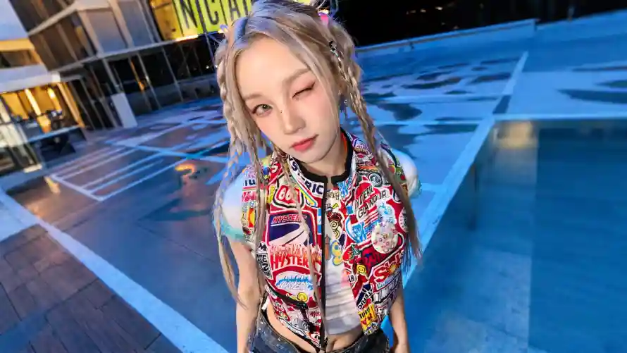 2k夜景壁纸-女明星与街头-彩色马甲热门的壁纸「哲风壁纸」