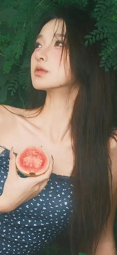 4k清新壁纸 - 手持红果 - 手机壁纸 - 绿植背景「哲风壁纸」