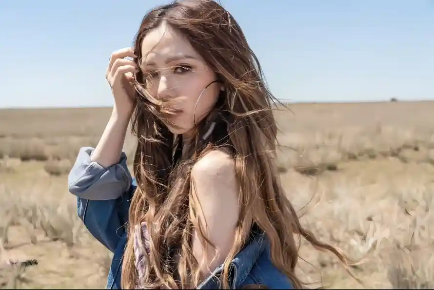 4k户外壁纸 - 田野 - 美女 - 蓝衣「哲风壁纸」