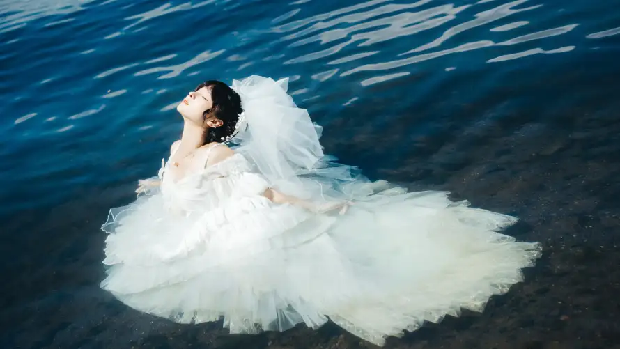 4k写真壁纸 - 婚纱 - 水中 - 美女「哲风壁纸」