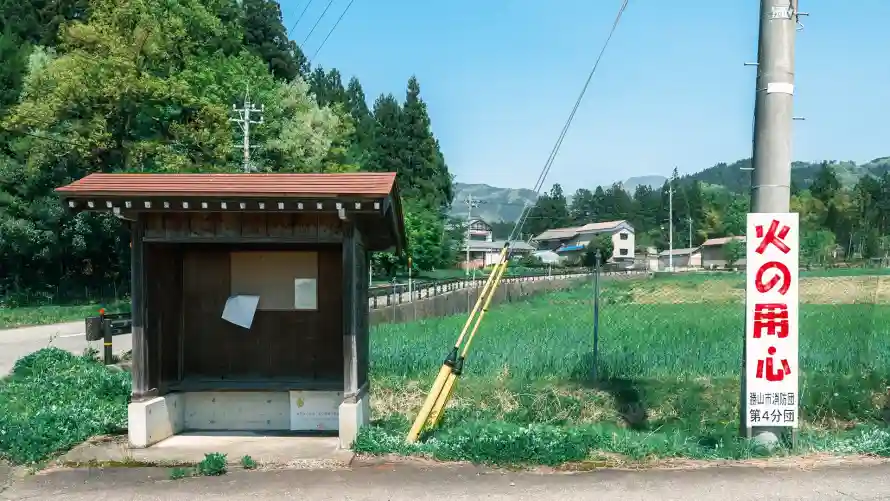 2k乡村壁纸-公交站与田野-壁纸推荐「哲风壁纸」
