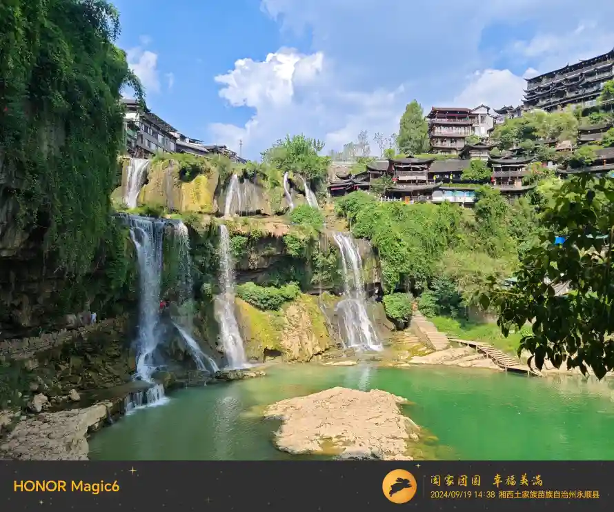 4k瀑布壁纸-芙蓉镇与绿水-山间建筑免费下载「哲风壁纸」