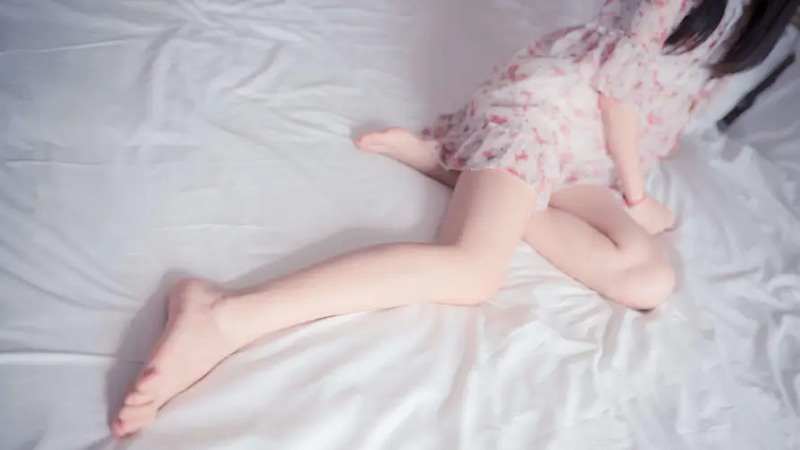 4k卧床壁纸 - 短裙 - 美女 - 美腿「哲风壁纸」