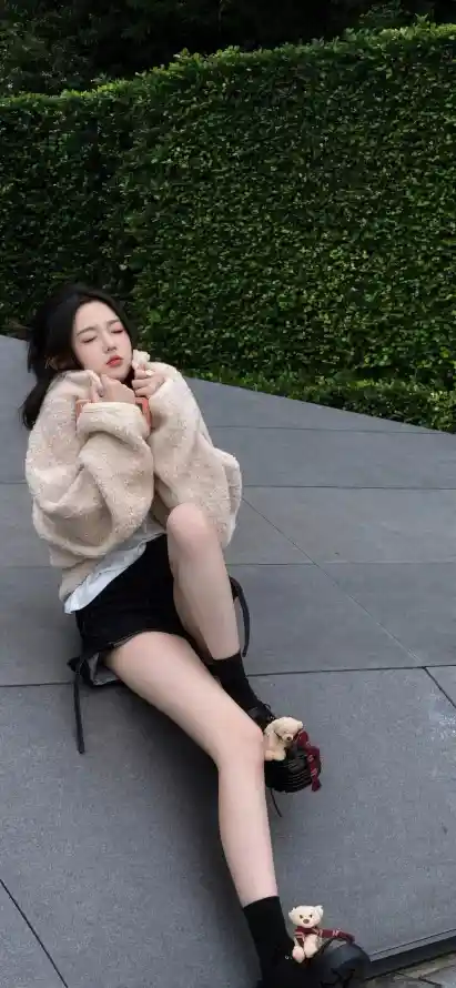 4k手机壁纸 - 红鞋 - 绿篱 - 美女「哲风壁纸」
