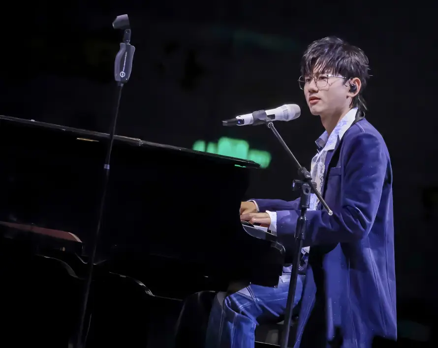 2k张杰壁纸-弹钢琴 - 钢琴-蓝色西装壁纸推荐「哲风壁纸」