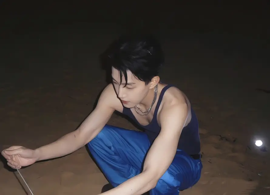 2k夜晚壁纸-范世琦壁纸和沙滩-蓝色服饰免费下载「哲风壁纸」