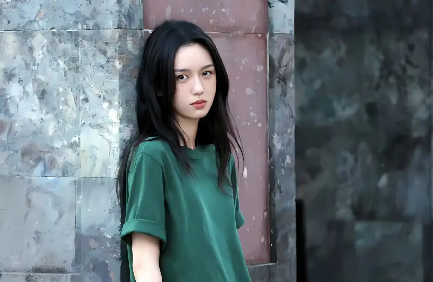 4k周也壁纸 - 巷子 - 石墙 - 绿衣「哲风壁纸」