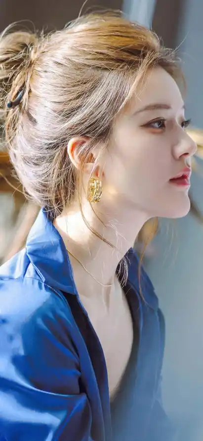 4k盘发壁纸 - 手机壁纸 - 时尚穿搭 - 蓝衣美女「哲风壁纸」