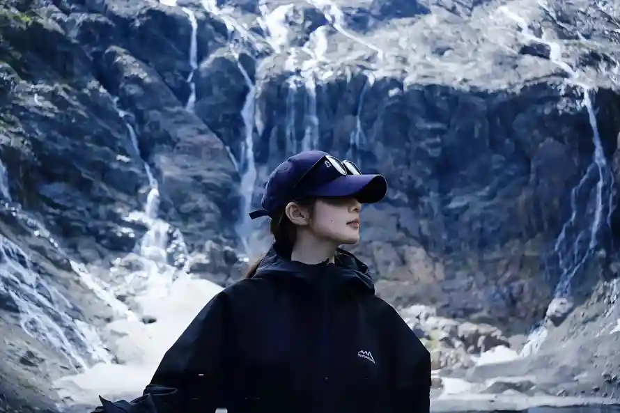 4k山峦壁纸 - 户外 - 瀑布 - 美女「哲风壁纸」