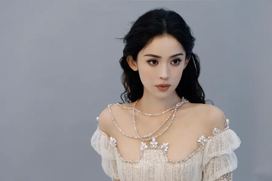 4k卷发壁纸 - 女明星 - 露肩装 - 古力娜扎「哲风壁纸」