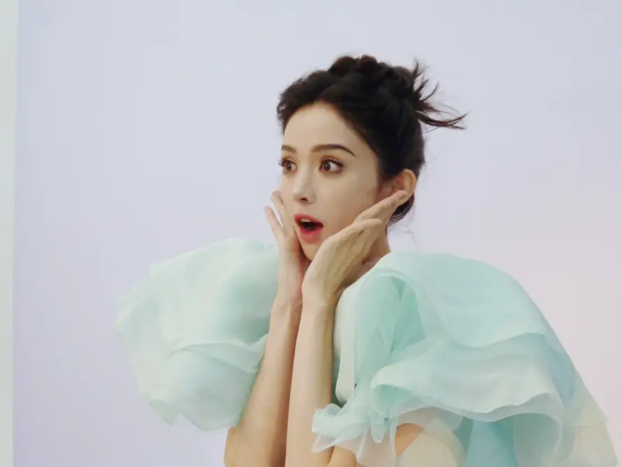 2k女明星壁纸-蓬松裙和古力娜扎-可爱表情「哲风壁纸」