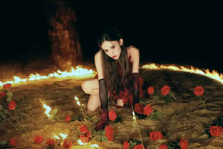 4k暗黑壁纸 - 火焰 - 跪地 - 女明星「哲风壁纸」