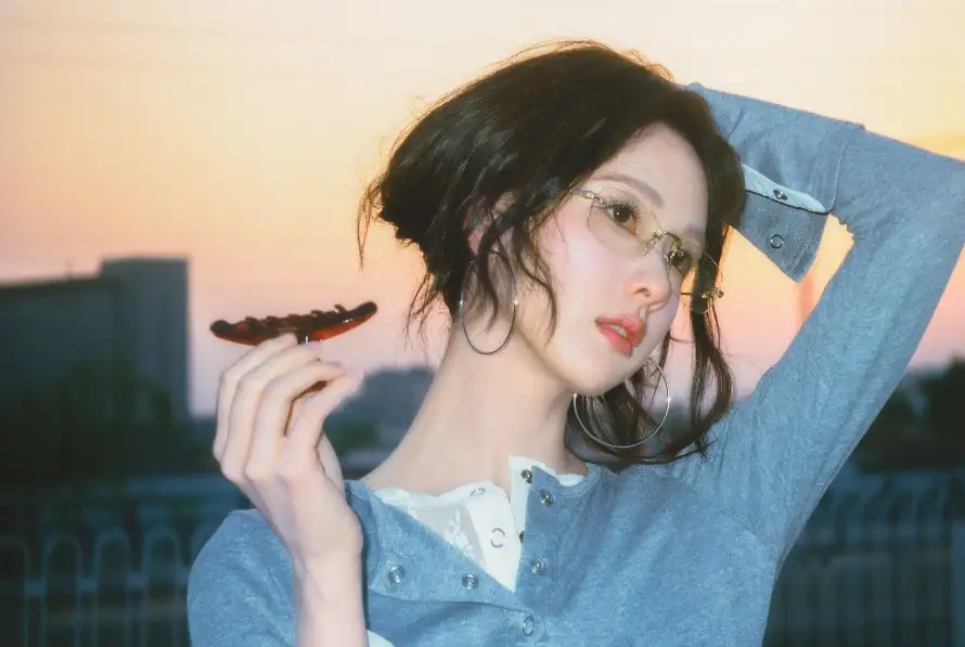 4k女明星壁纸 - 陈都灵 - 城市黄昏 - 手持蝴蝶「哲风壁纸」