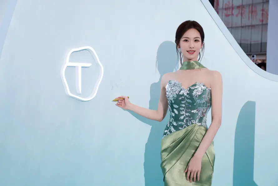2k女明星壁纸-陈都灵 - 优雅姿态-活动造型「哲风壁纸」