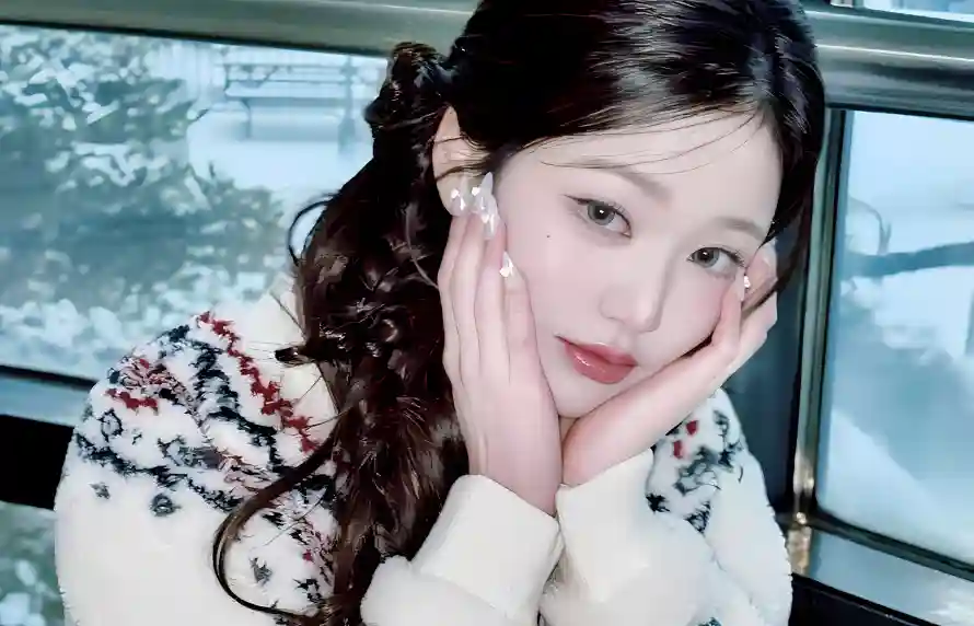 4k卷发壁纸 - 毛衣 - 窗边 - 美女「哲风壁纸」