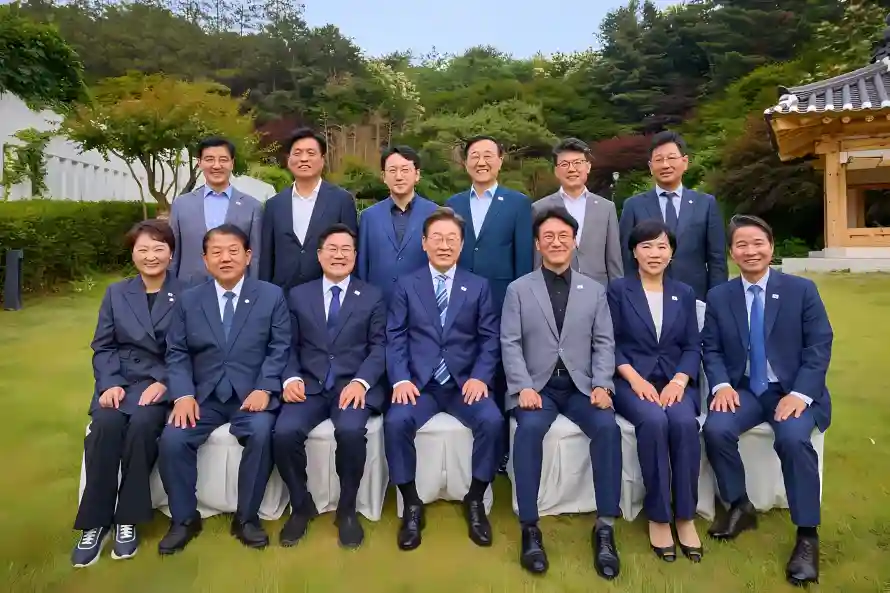 4k合影壁纸 - 户外 - 草坪 - 西装「哲风壁纸」